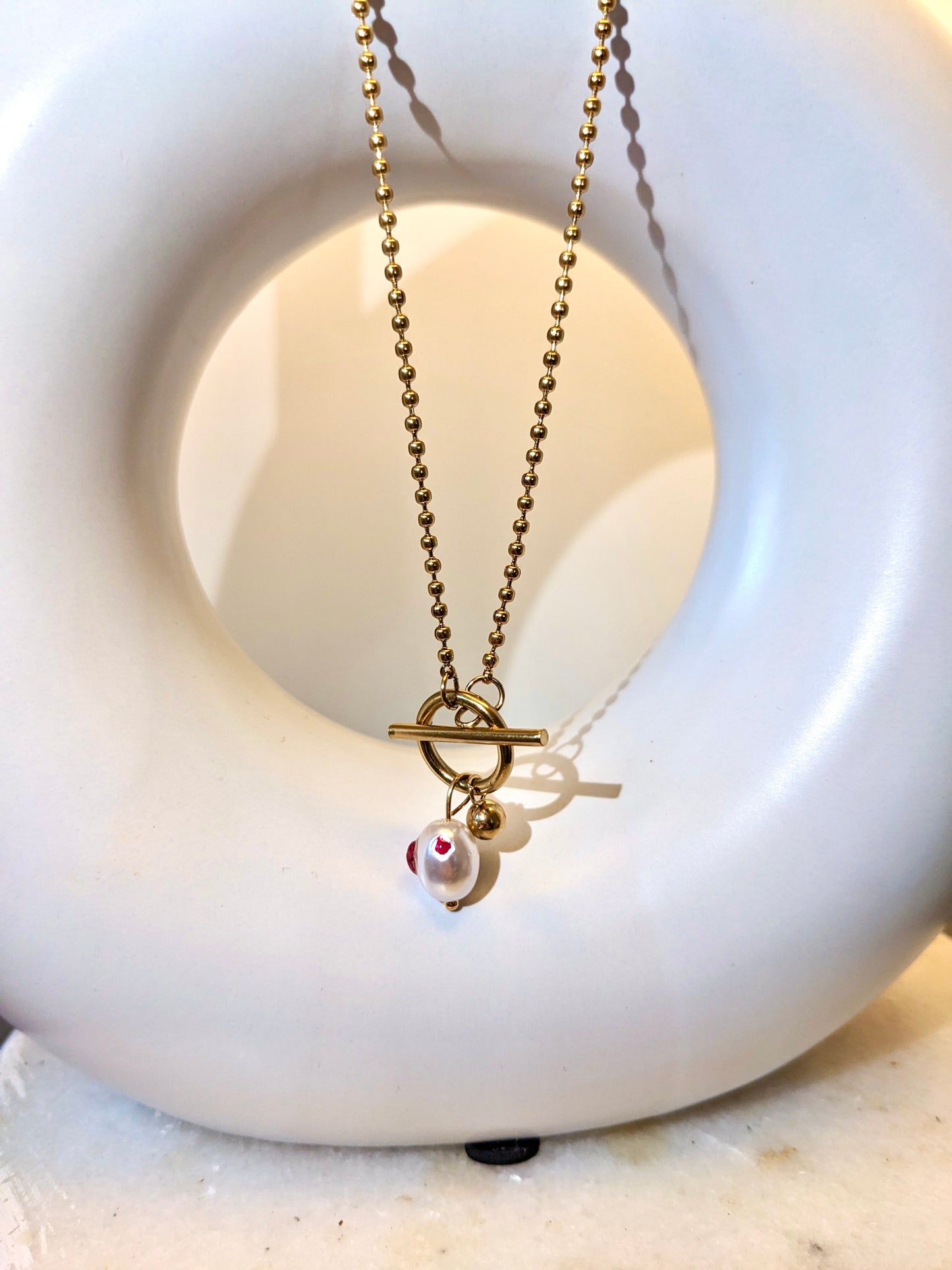 Elegant Oval Necklace with Dry Red Roses