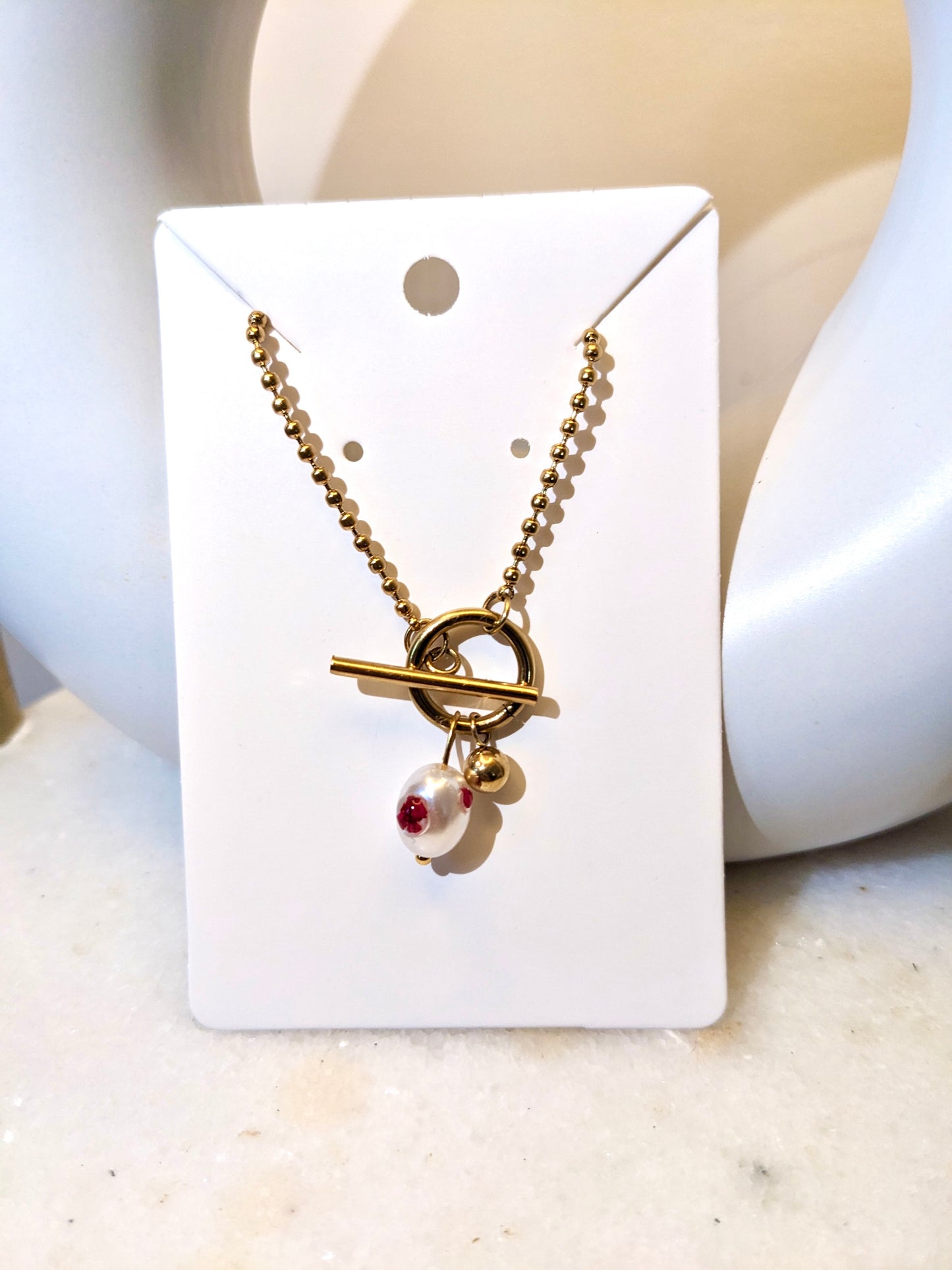 Elegant Oval Necklace with Dry Red Roses