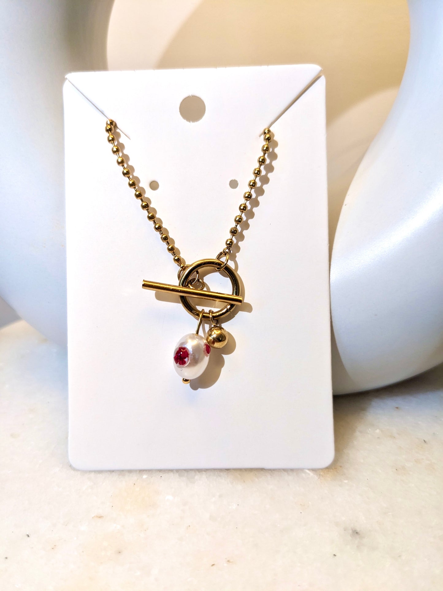 Elegant Oval Necklace with Dry Red Roses